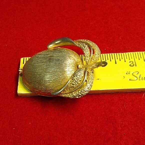Sarah Coventry 1970 Apple/Pomegranate Gold Tone Metal Brooch Cottagecore - Picture 4 of 6